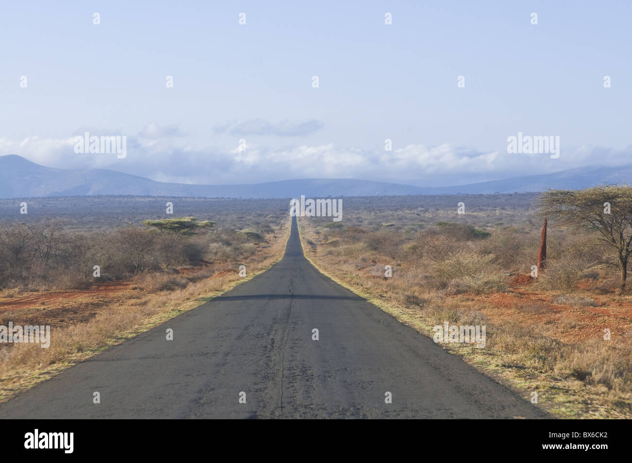 Dritta strada che conduce in Kenya nel sud dell Etiopia, Africa Foto Stock