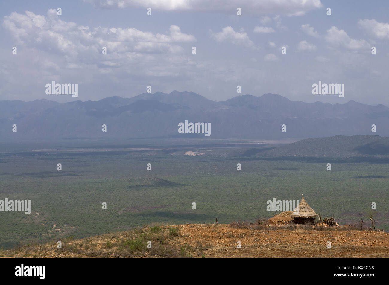 Piccolo capanno che si affaccia sulla valle dell'Omo, Etiopia, Africa Foto Stock