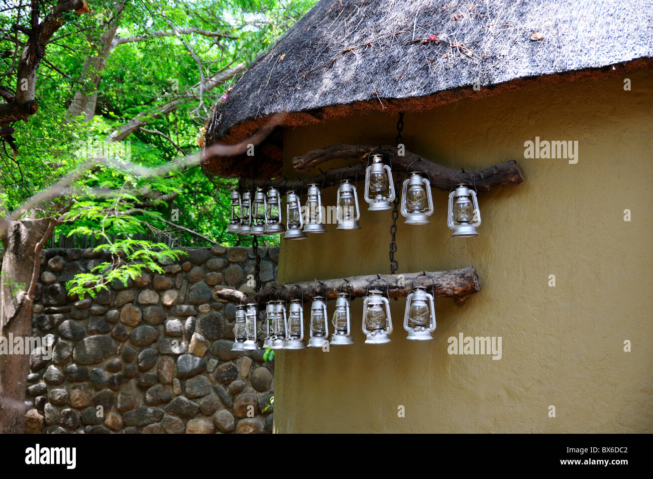 Lampade a olio appesi al muro di una capanna d'erba. Parco Nazionale di Kruger, Sud Africa. Foto Stock