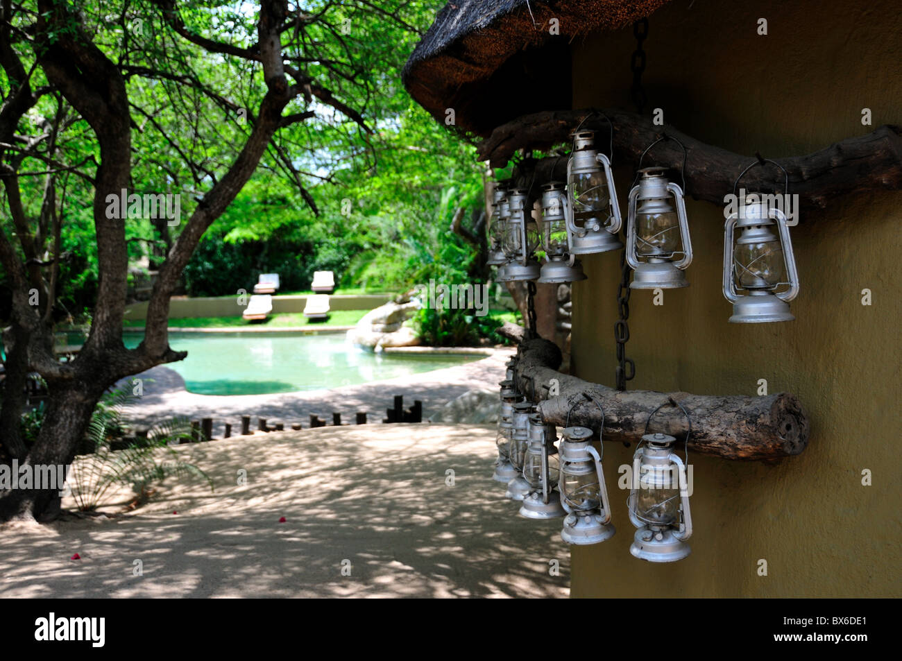 Lampade a olio appesi al muro di una capanna d'erba. Parco Nazionale di Kruger, Sud Africa. Foto Stock