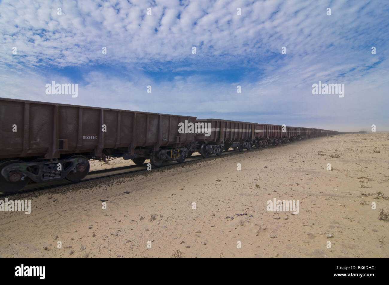La più lunga del minerale di ferro in treno in tutto il mondo tra Zouerate e Nouadhibou, Mauritania, Africa Foto Stock