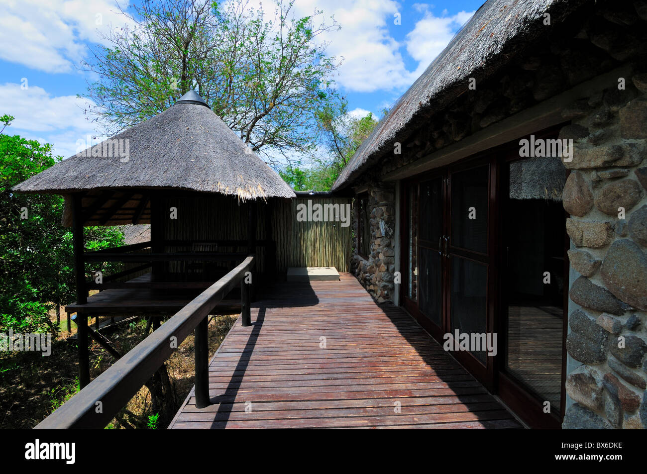 Ponte di legno di una guest house. Foto Stock