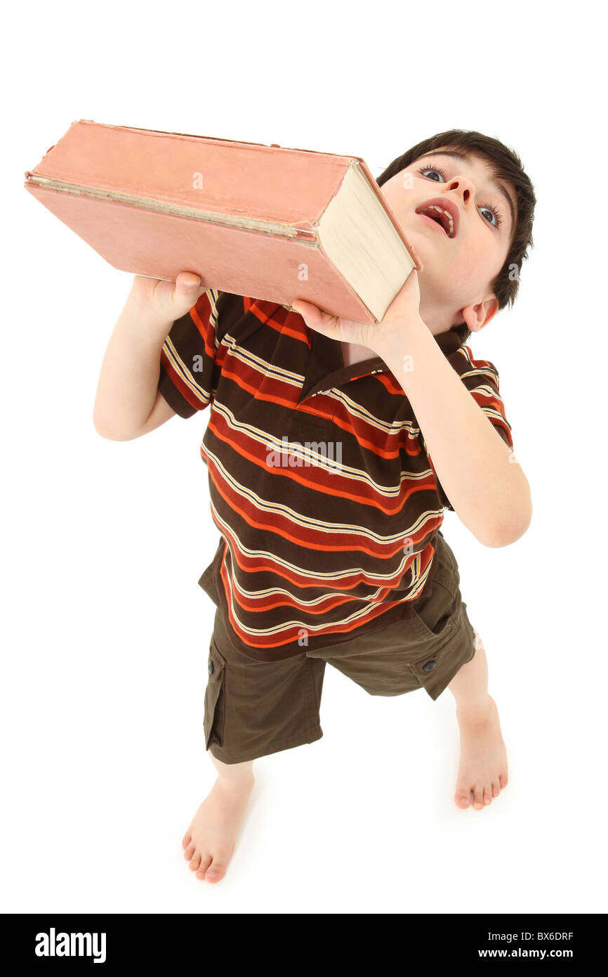Attraente di sette anni il francese ragazzo americano con grande libro su bianco. Foto Stock