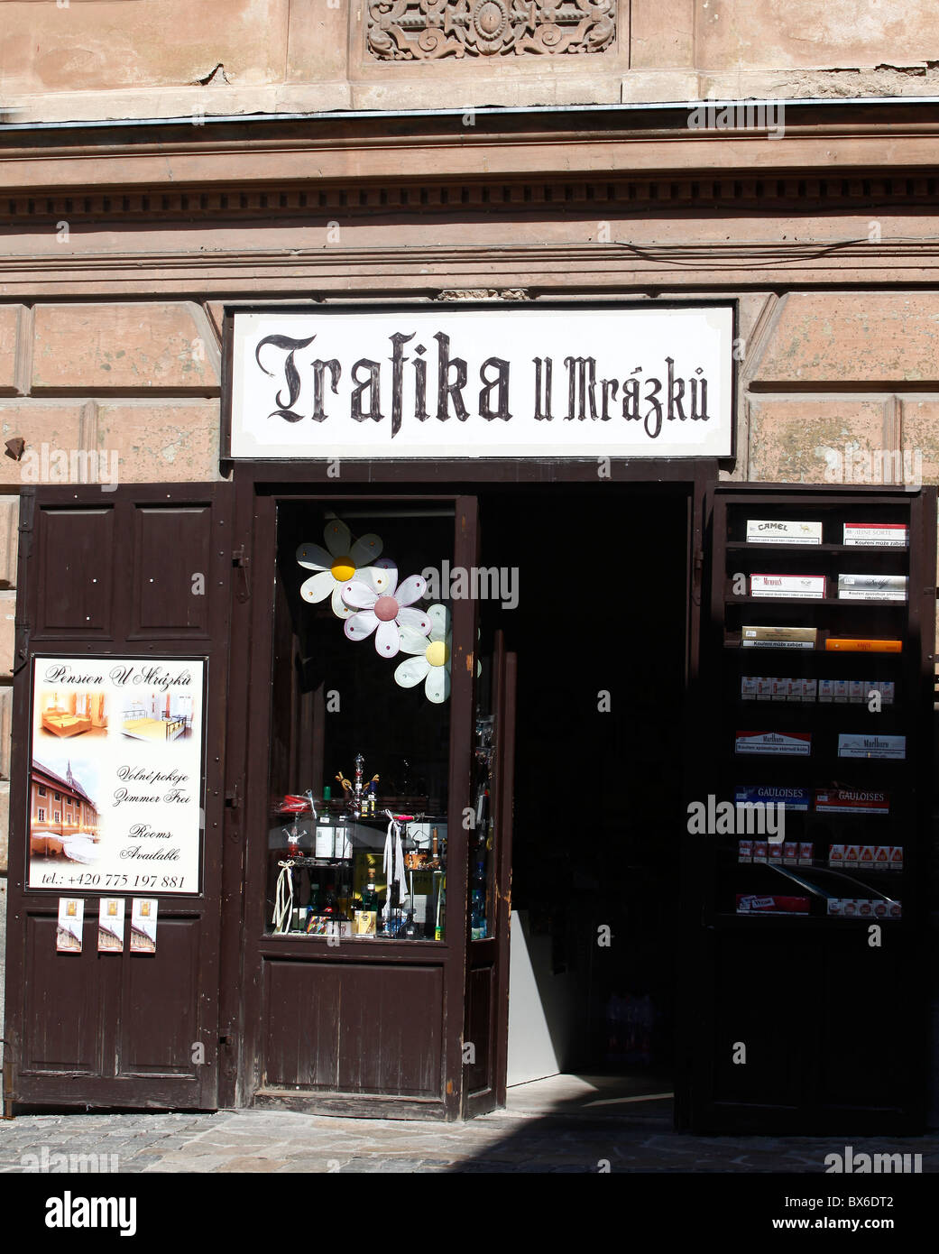 Cesky Krumlov, città, paese, centro, storico, edifici, tabaccheria, tabaccheria, vintage, shop Foto Stock