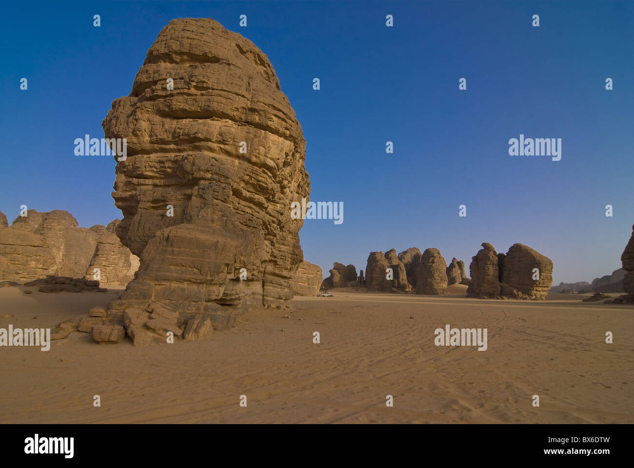 Splendide formazioni rocciose nel deserto del Sahara, Tikoubaouine, Sud dell'Algeria, del Nord Africa e Africa Foto Stock