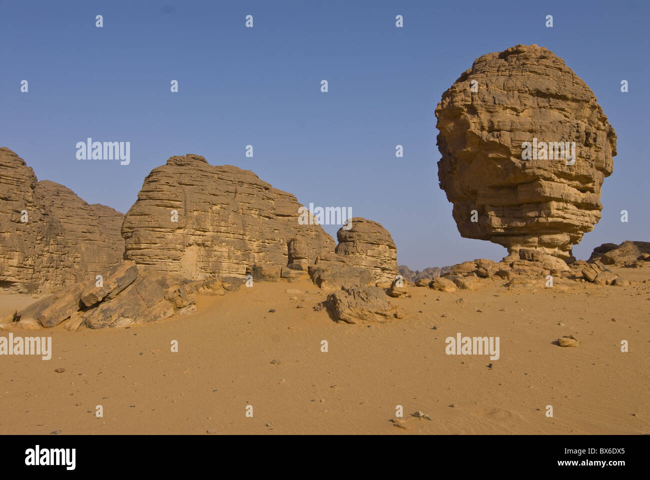 Splendide formazioni rocciose nel deserto del Sahara, Tikoubaouine, Sud dell'Algeria, del Nord Africa e Africa Foto Stock