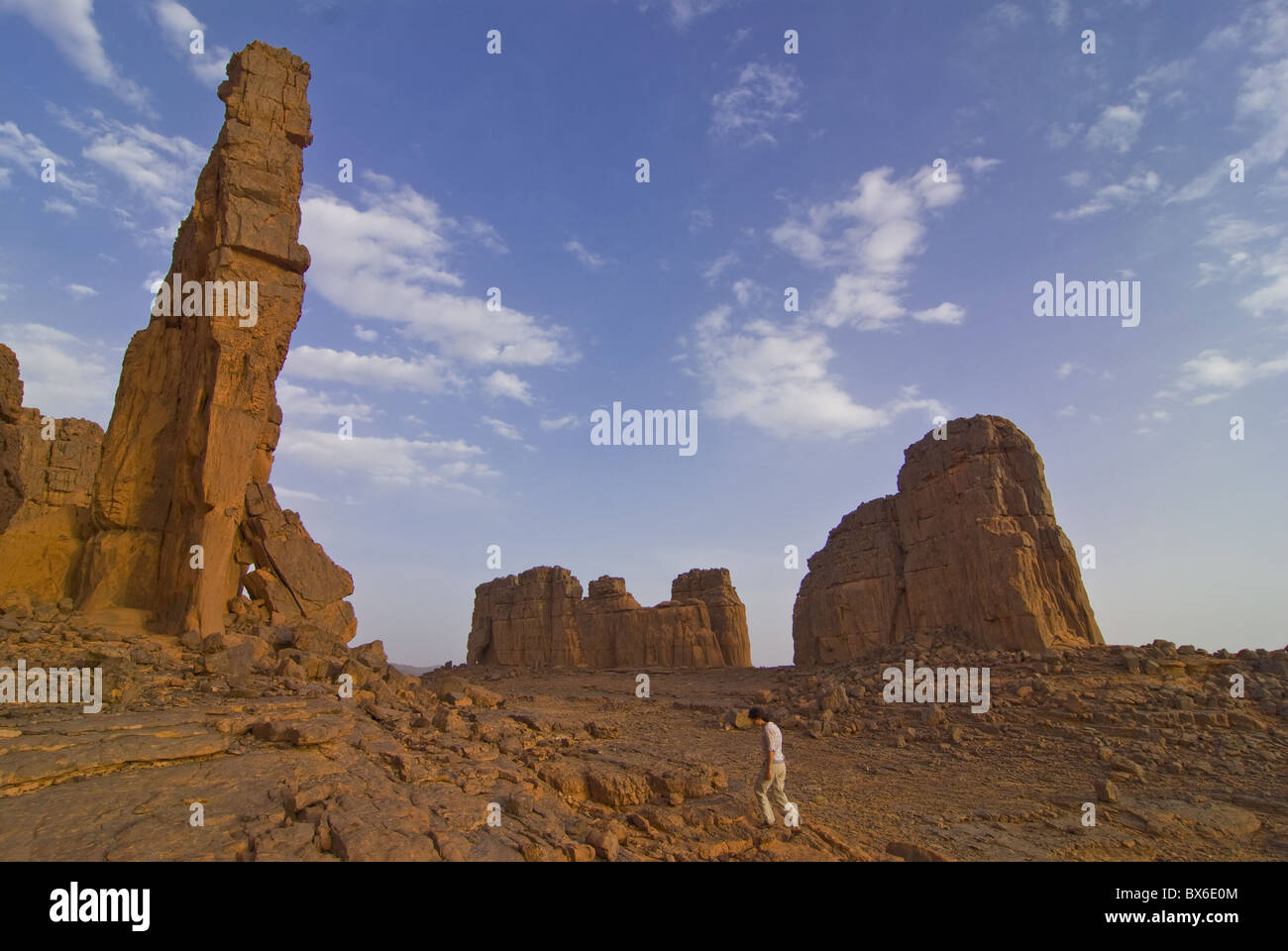 La donna a piedi attorno a splendide pareti di roccia, Tasset, Algeria, Africa Settentrionale, Africa Foto Stock