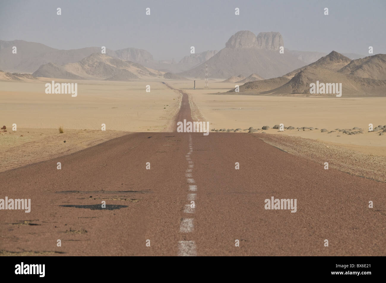 Lunga strada diritta nel deserto del Sahara, Algeria, Africa Settentrionale, Africa Foto Stock