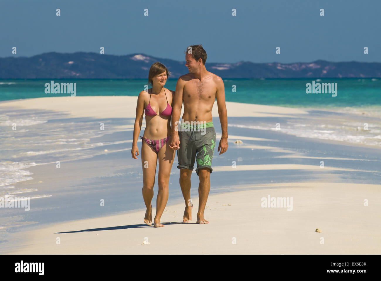 Felice coppia in luna di miele presso la bellissima spiaggia di Nosy Iranja vicino a Nosy Be, Madagascar, Oceano indiano, Africa Foto Stock