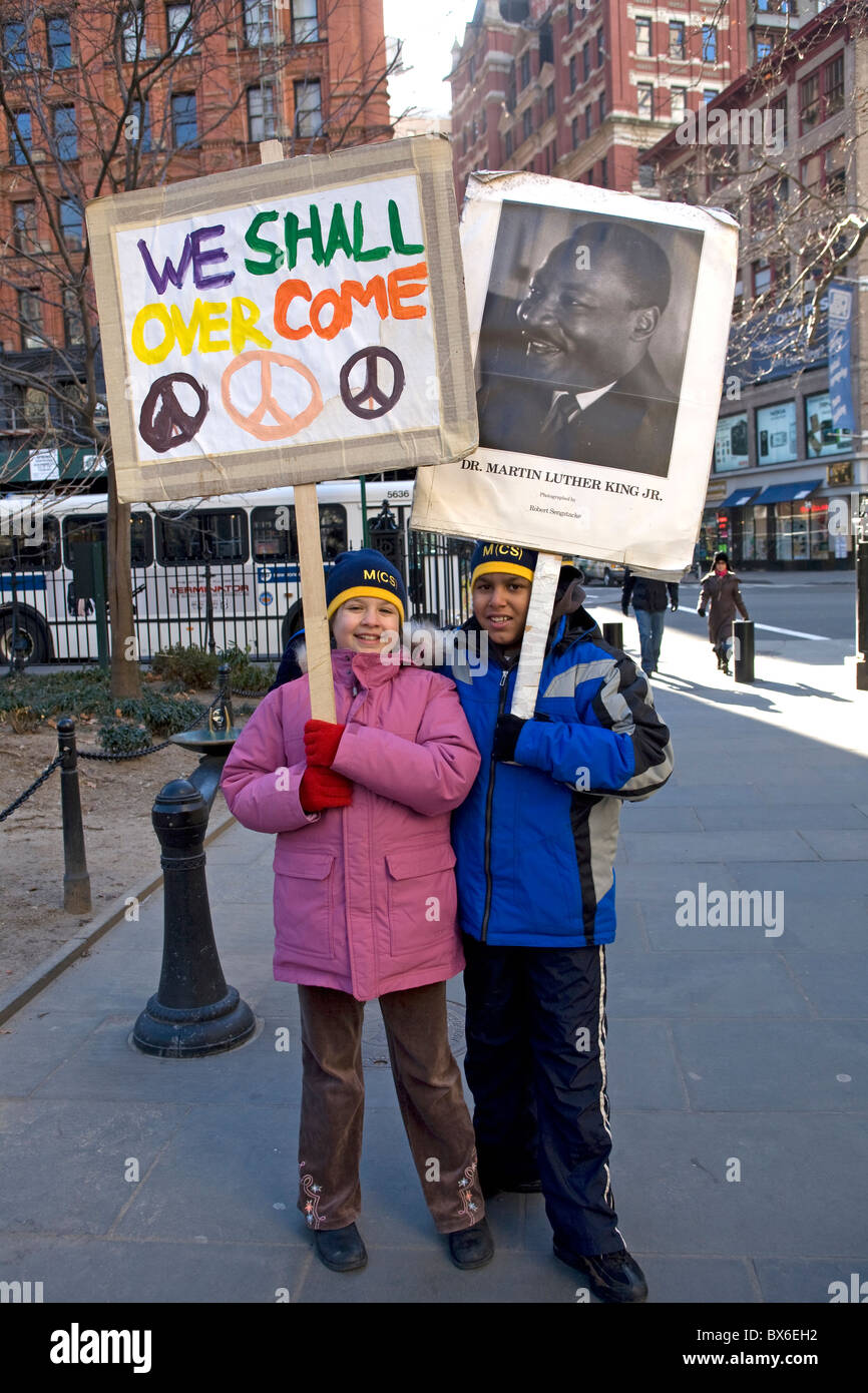 Paese di Manhattan della Scuola di Martin Luther King giorno parata e omaggio con gli studenti delle facoltà e gli amici a New York City. Foto Stock