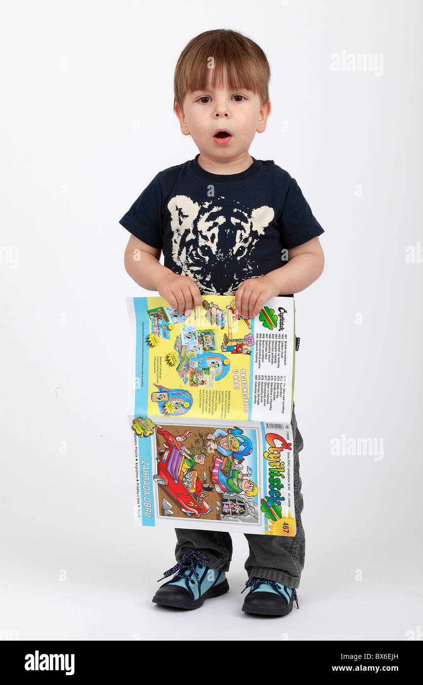 Un bambino con la rivista di fumetti Ctyrlistek (quadrifoglio). (CTK foto/Martin Sterba) Foto Stock