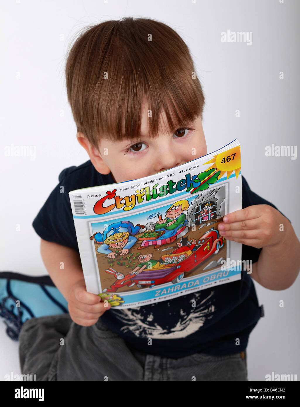 Un bambino con la rivista di fumetti Ctyrlistek (quadrifoglio). (CTK foto/Martin Sterba) Foto Stock