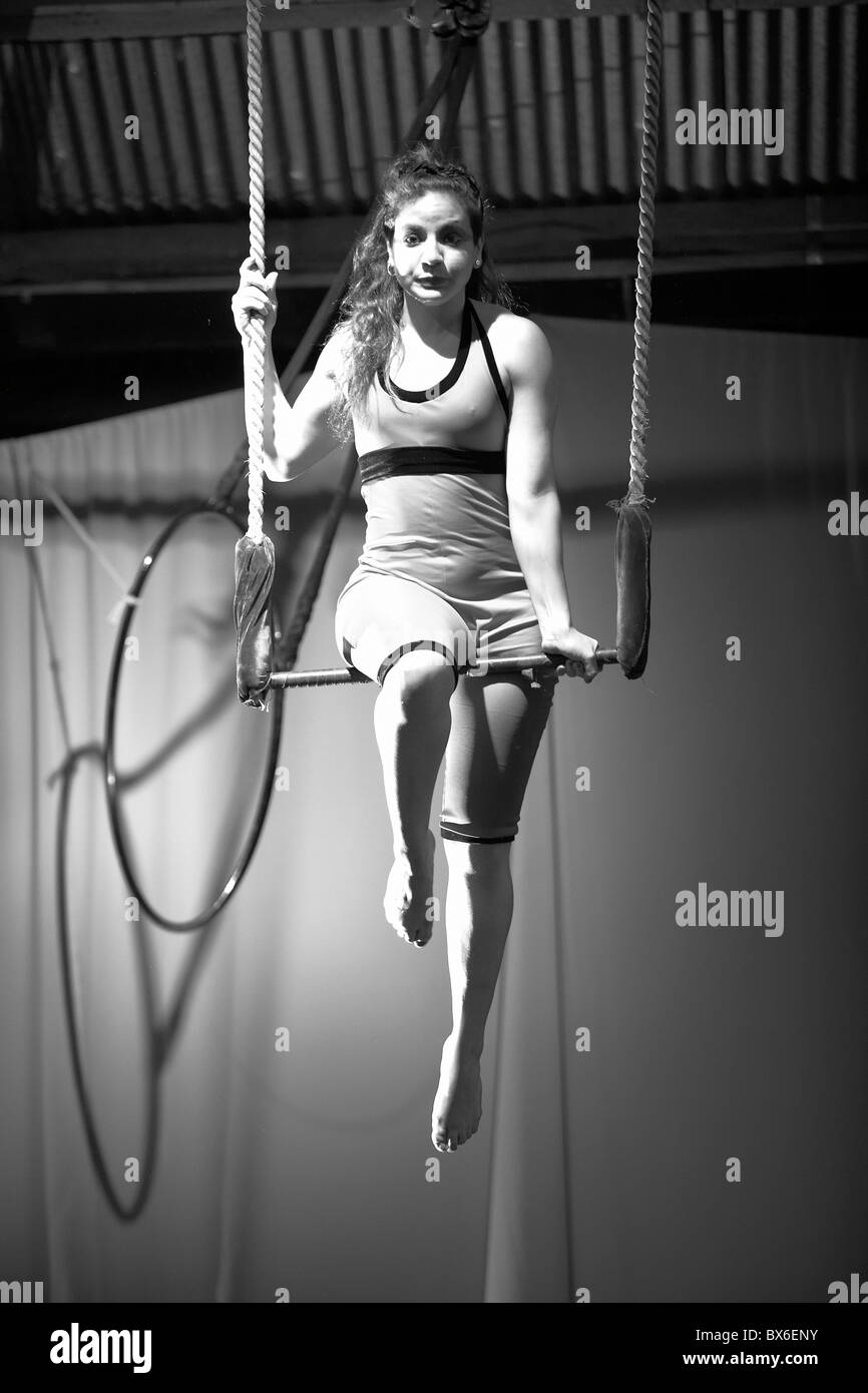 Giovane donna facendo forme a trapezio in Buenos Aires, Argentina Foto Stock