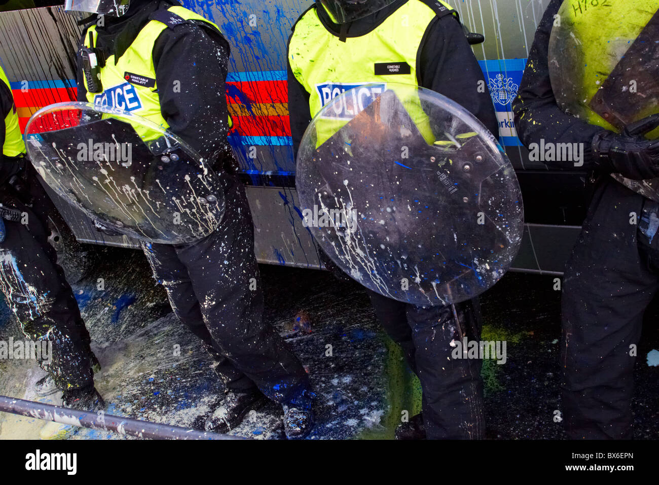 Londra, Regno Unito. Cooperazione di polizia con scudi antisommossa sono opener con bombe di vernice durante il quarto round di proteste degli studenti Foto Stock