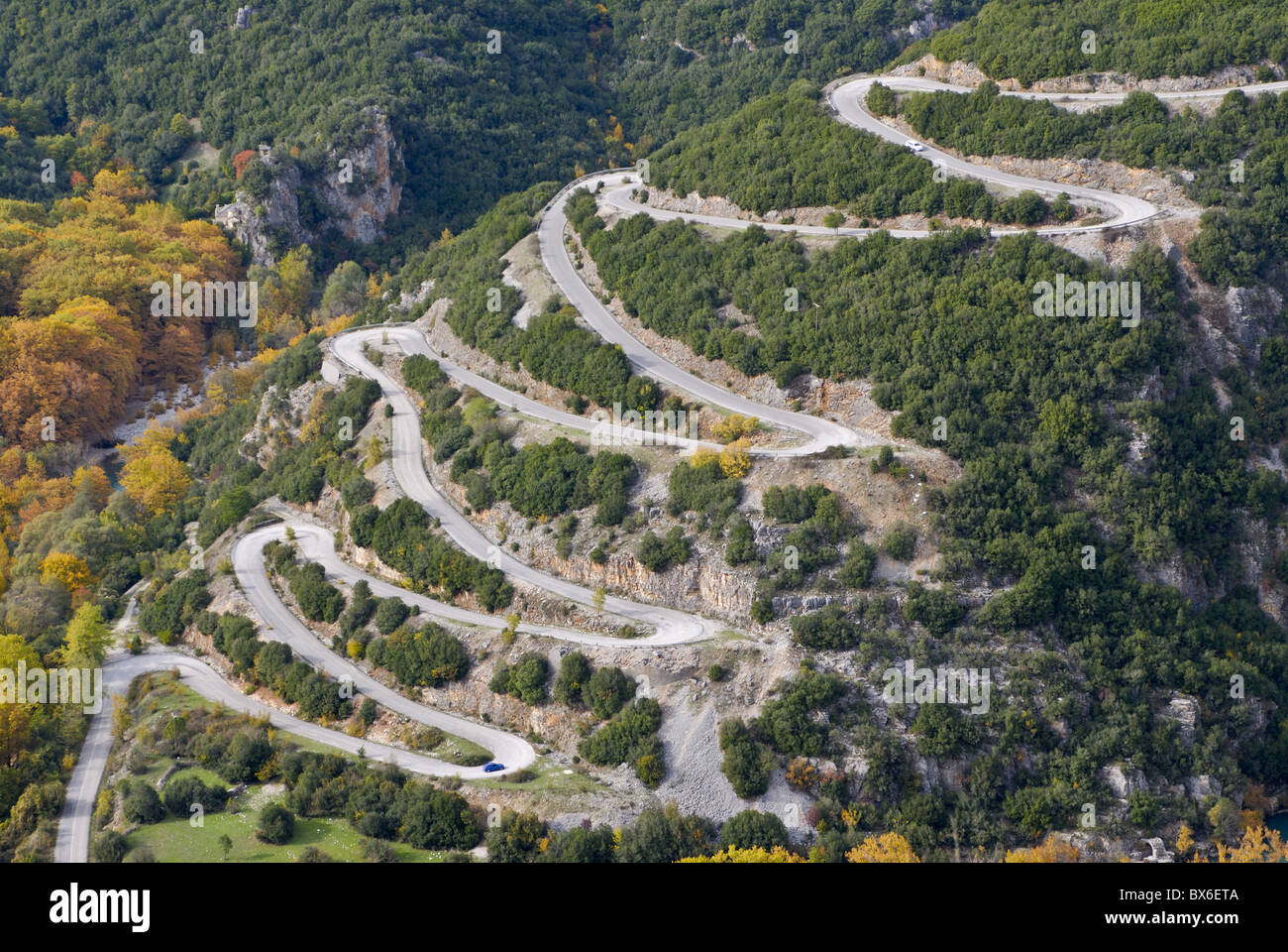 Strada a serpentina in Zagorohroia montagne, Grecia, Europa Foto Stock