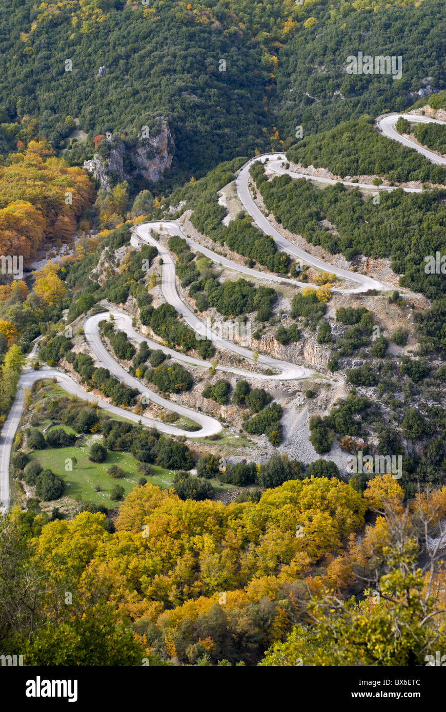 Strada a serpentina in Zagorohroia montagne, Grecia, Europa Foto Stock