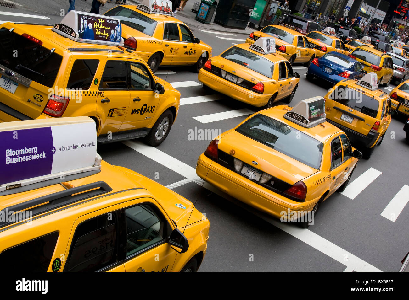 Giallo New York City Taxi a Midtown Manhattan Foto Stock