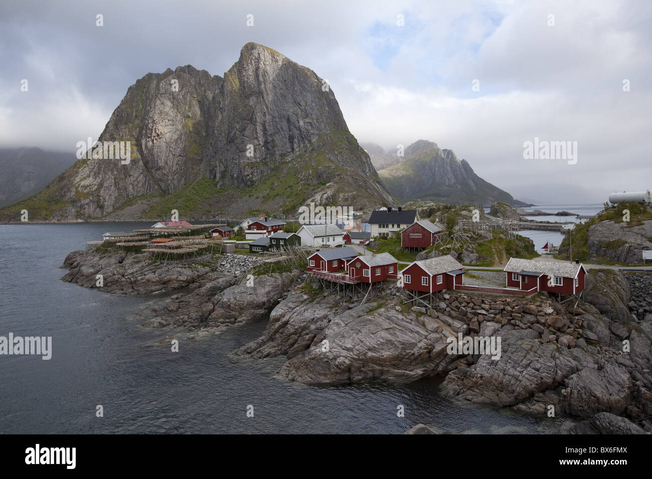 Reine village con il tipico colore rosso e rorbuer cod fiocchi di essiccazione, Moskenesoy isola dell'arcipelago delle Lofoten, Nordland county, Norvegia Foto Stock