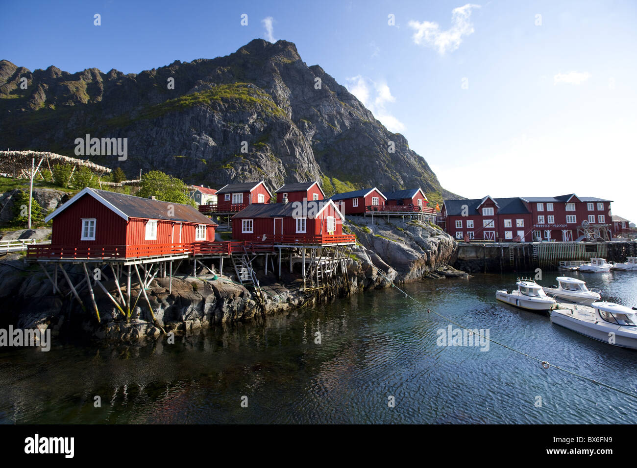 Rorbuer, oggi affittati ai turisti, in un villaggio, Moskenesoy isola dell'arcipelago delle Lofoten, Nordland county, Norvegia Foto Stock