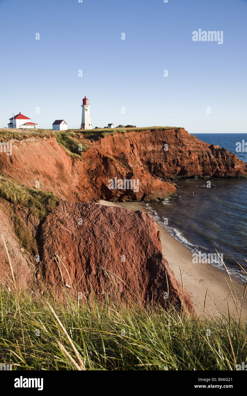 Faro su una scogliera che si affaccia su una spiaggia di sabbia sulla Havre-Aubert Isola nell'Iles de la Madeleine, Quebec, Canada Foto Stock