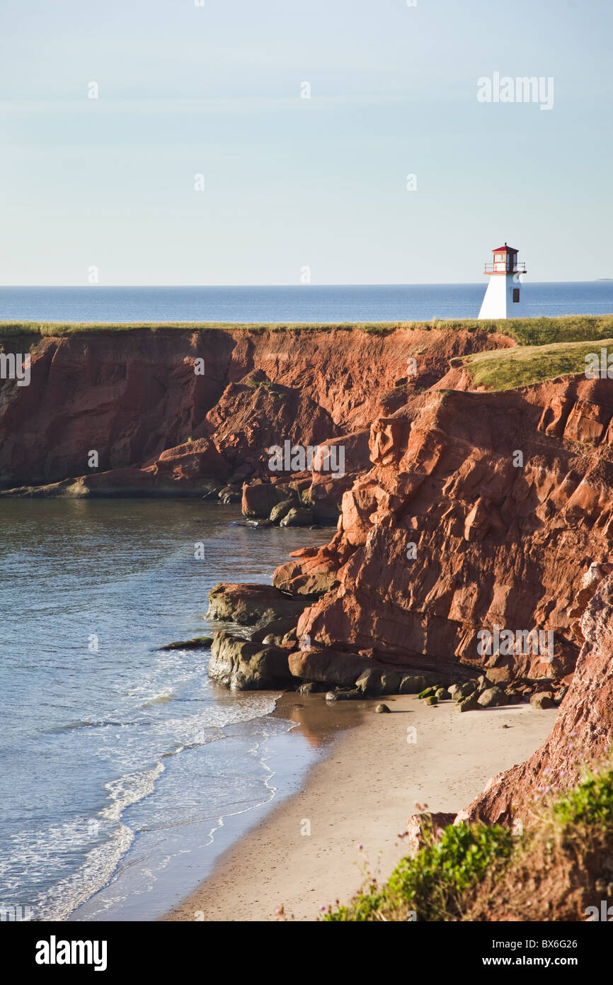 Faro su una scogliera che si affaccia su una spiaggia di sabbia sulla Havre-Aubert Isola nell'Iles de la Madeleine, Quebec, Canada Foto Stock
