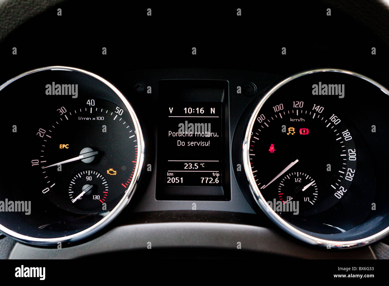 Auto, cruscotto, segno di rottura del motore. Vai al servizio!', display  multifunzione Foto stock - Alamy