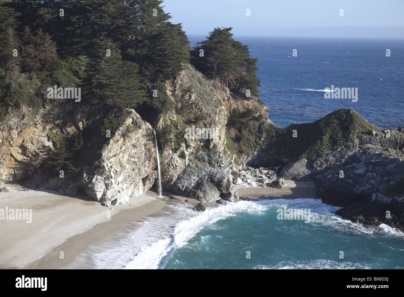 La cascata e Spiaggia di Julia Pfeiffer Burns State Park, vicino a Big Sur, California, Stati Uniti d'America, America del Nord Foto Stock