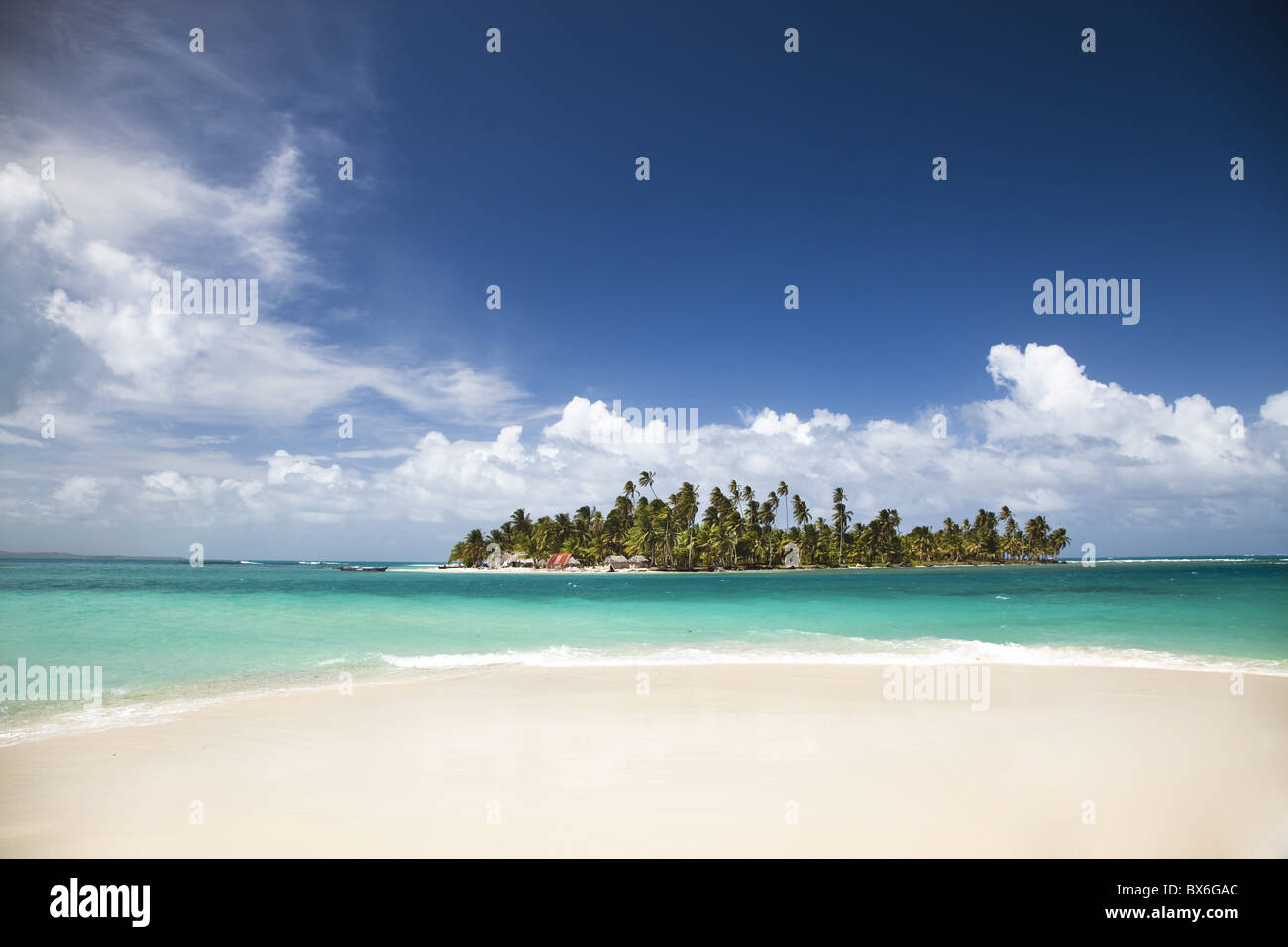 Diablo Island (Niatupu) nelle isole San Blas visto dalla spiaggia di Isola di cane, il Mare dei Caraibi, Panama America Centrale Foto Stock