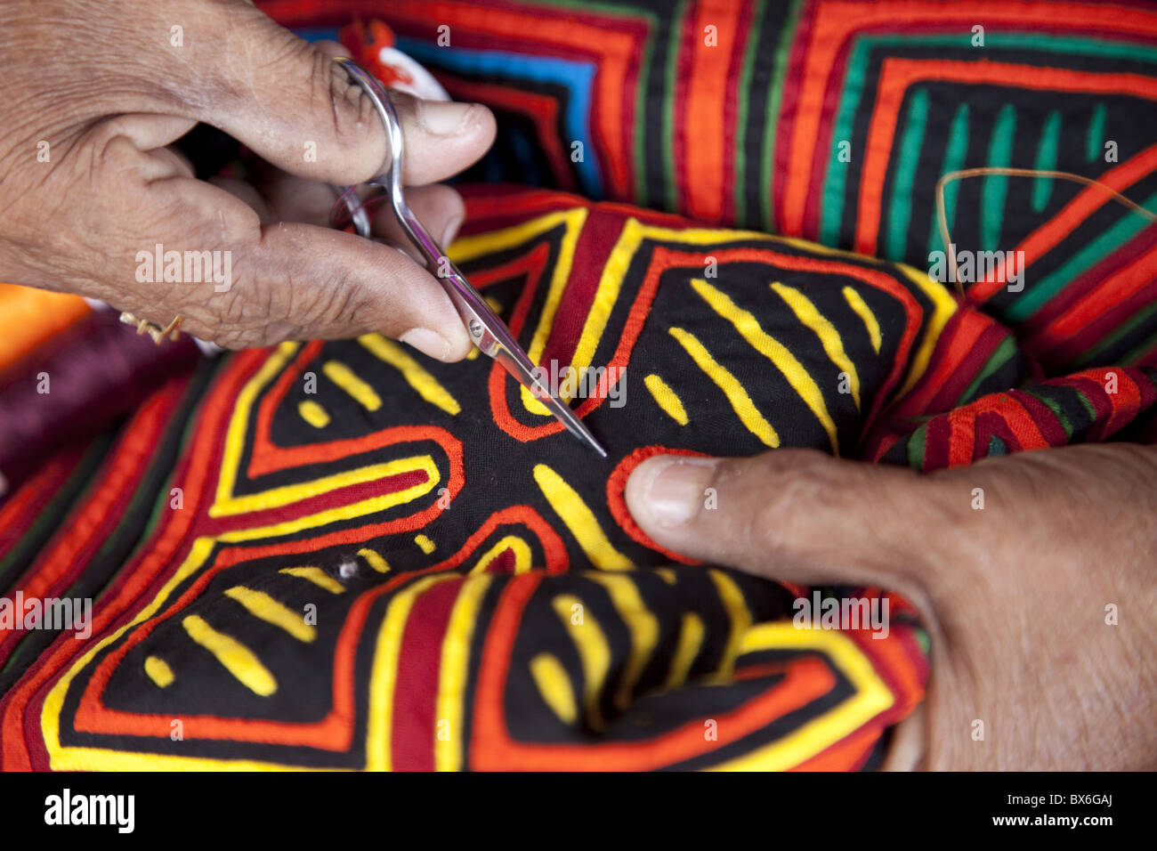 La Kuna donna indigena la cucitura di una mola nelle isole San Blas, Panama America Centrale Foto Stock