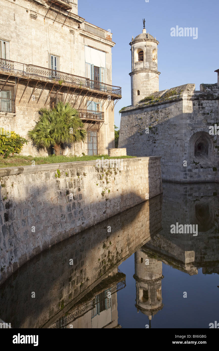 La riflessione nel fossato della torre della fortezza di Real Fuerza all Avana Vecchia, sito Patrimonio Mondiale dell'UNESCO, Havana, Cuba Foto Stock