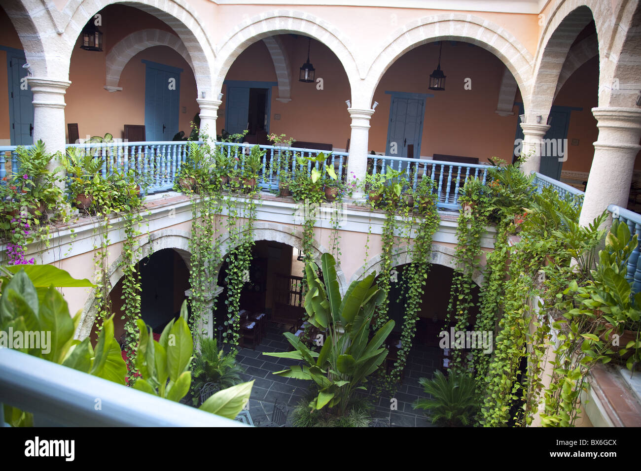 Era Coloniale cortile del Prado Ameno Hotel, Havana, Cuba, West Indies, America Centrale Foto Stock