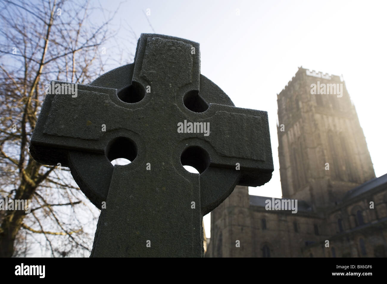 Northumbrian Croce di fronte la Cattedrale di Durham, Sito Patrimonio Mondiale dell'UNESCO, Durham, England, Regno Unito, Europa Foto Stock