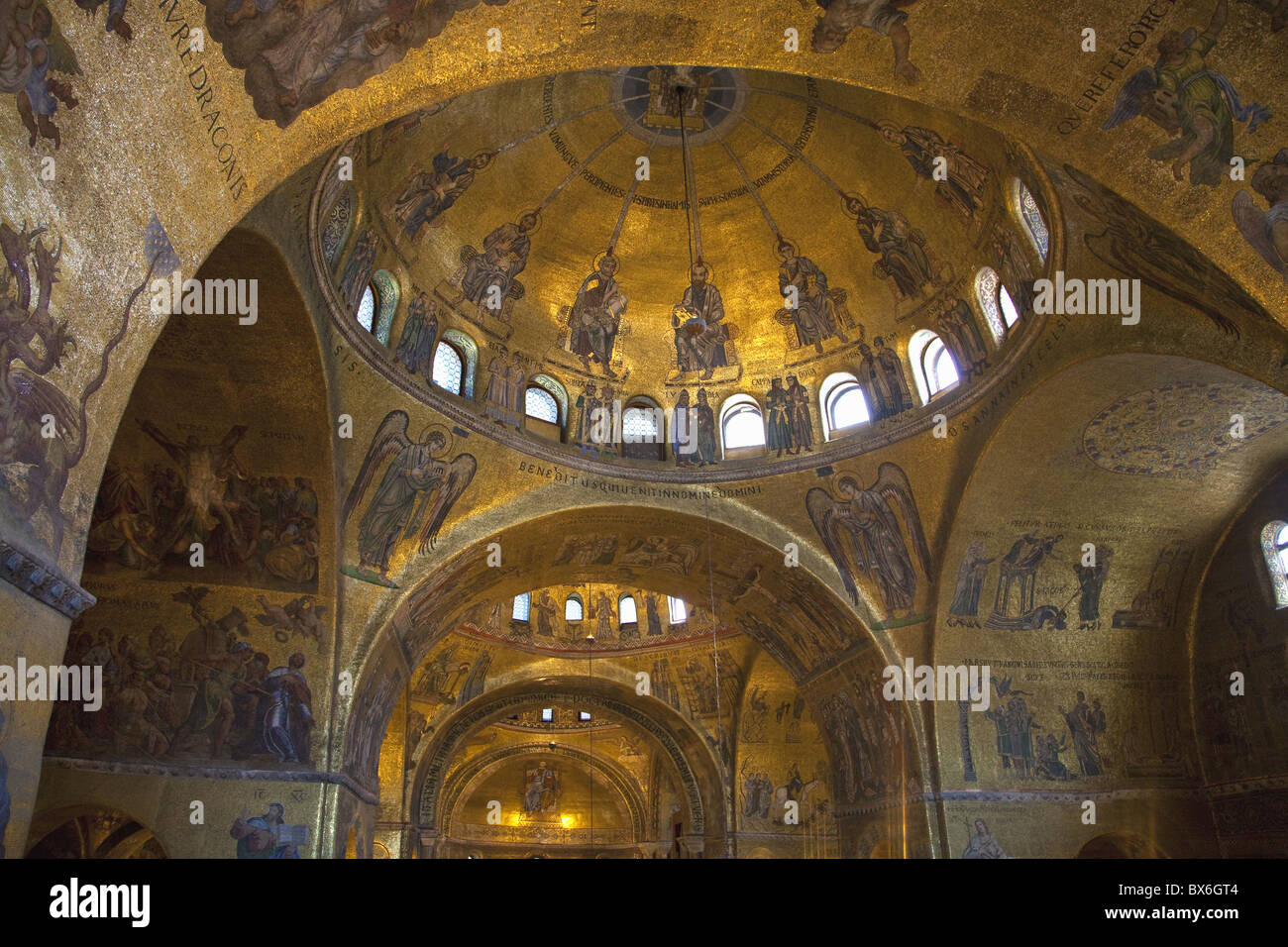 Interno della Basilica di San Marco con golden mosaici bizantini illuminati, Venezia, Sito Patrimonio Mondiale dell'UNESCO, Italia Foto Stock
