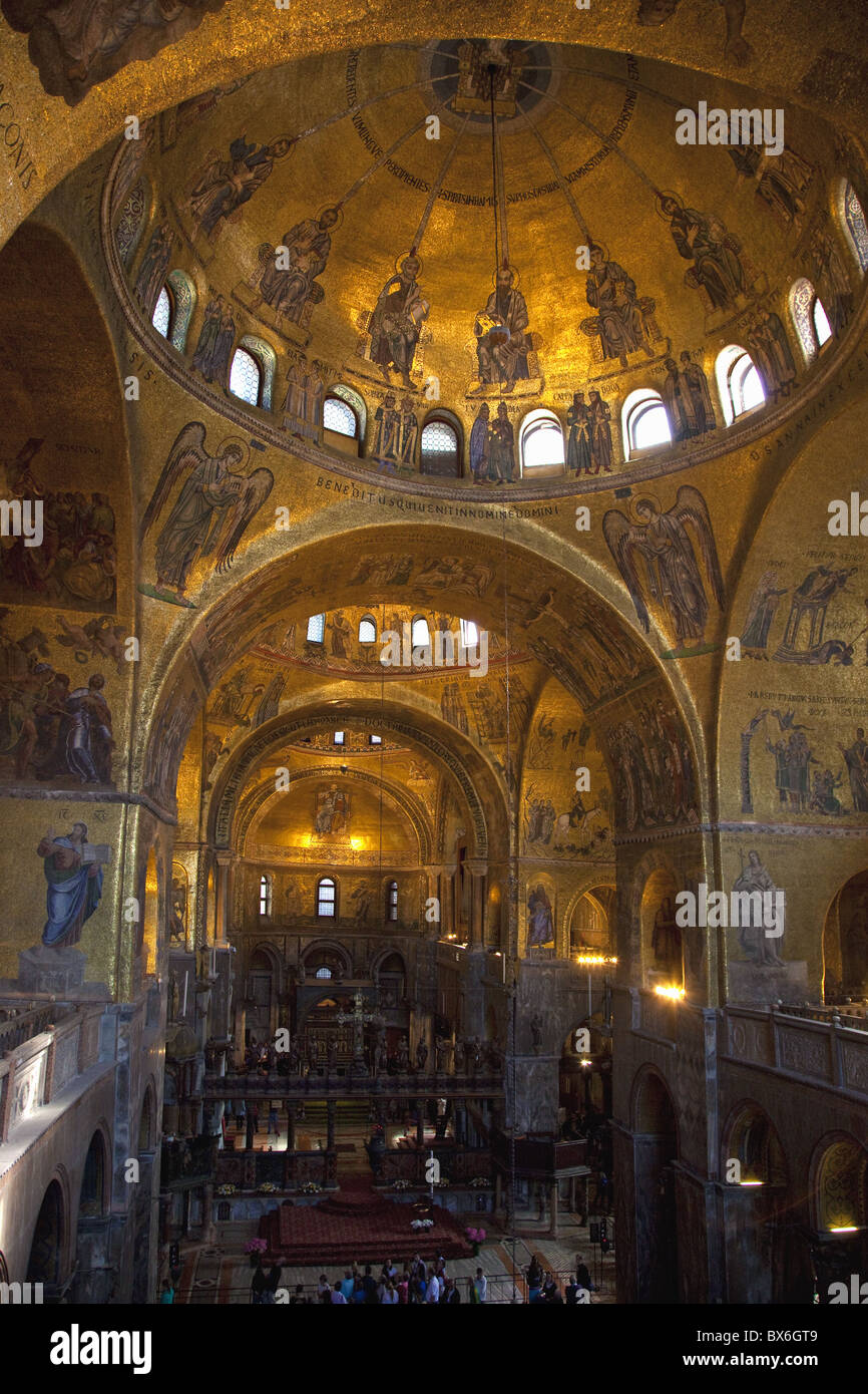 Interno della Basilica di San Marco con golden mosaici bizantini illuminati, Venezia, Sito Patrimonio Mondiale dell'UNESCO, Italia Foto Stock