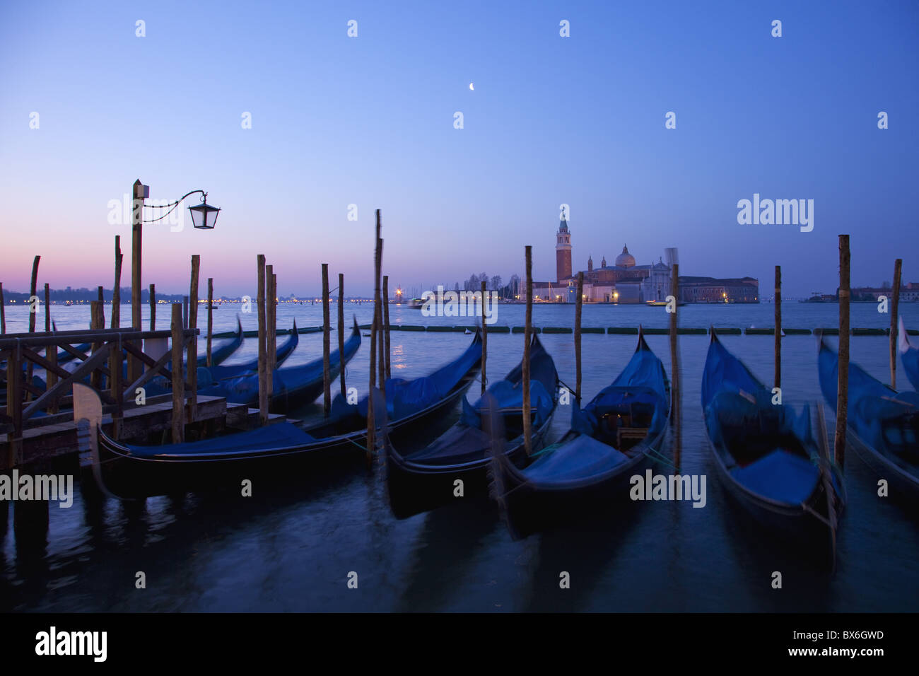 Vista lo spuntar del giorno di gondole da Piazzetta San Marco alle Isole di San Giorgio Maggiore, Venezia, Sito Patrimonio Mondiale dell'UNESCO, Italia Foto Stock