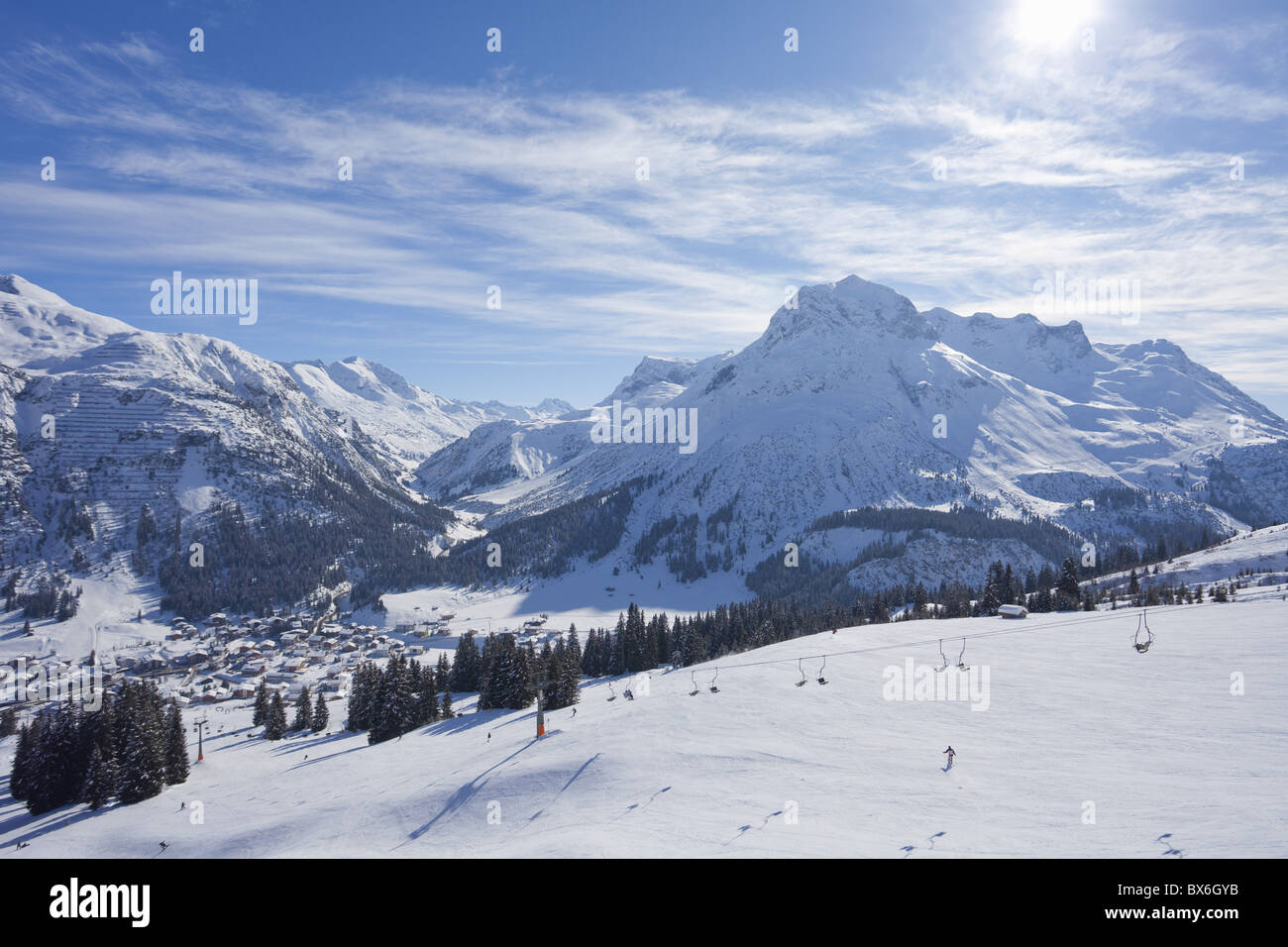 Piste da sci sopra Lech vicino a St. Anton am Arlberg in inverno la neve, Alpi austriache, Austria, Europa Foto Stock