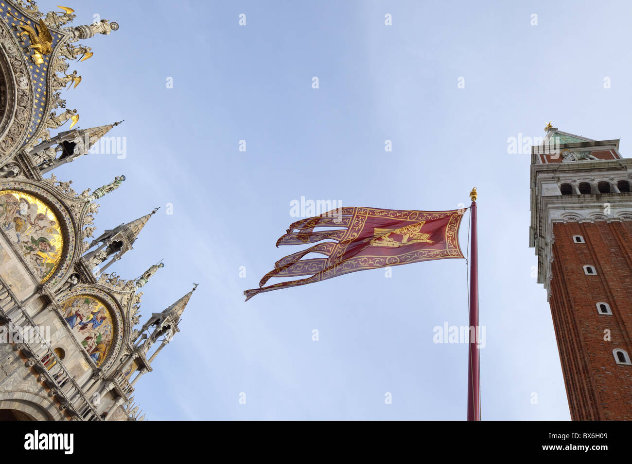 Il campanile e la Basilica di San Marco, Piazza San Marco, con bandiera veneziana, Venezia, Sito Patrimonio Mondiale dell'UNESCO, Veneto, Italia Foto Stock