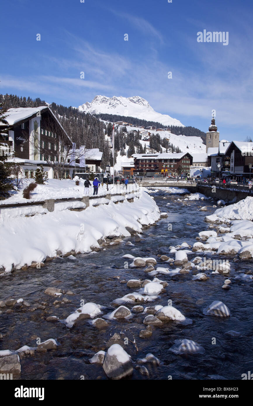 Fiume e villaggio chiesa Lech, vicino a St. Anton am Arlberg in inverno la neve, Alpi austriache, Austria, Europa Foto Stock