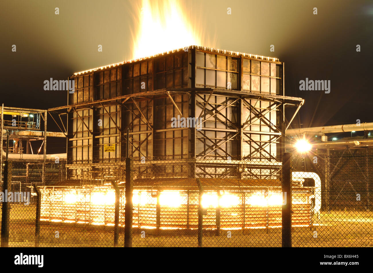 La combustione di gas in eccesso a impianto GPL Foto Stock