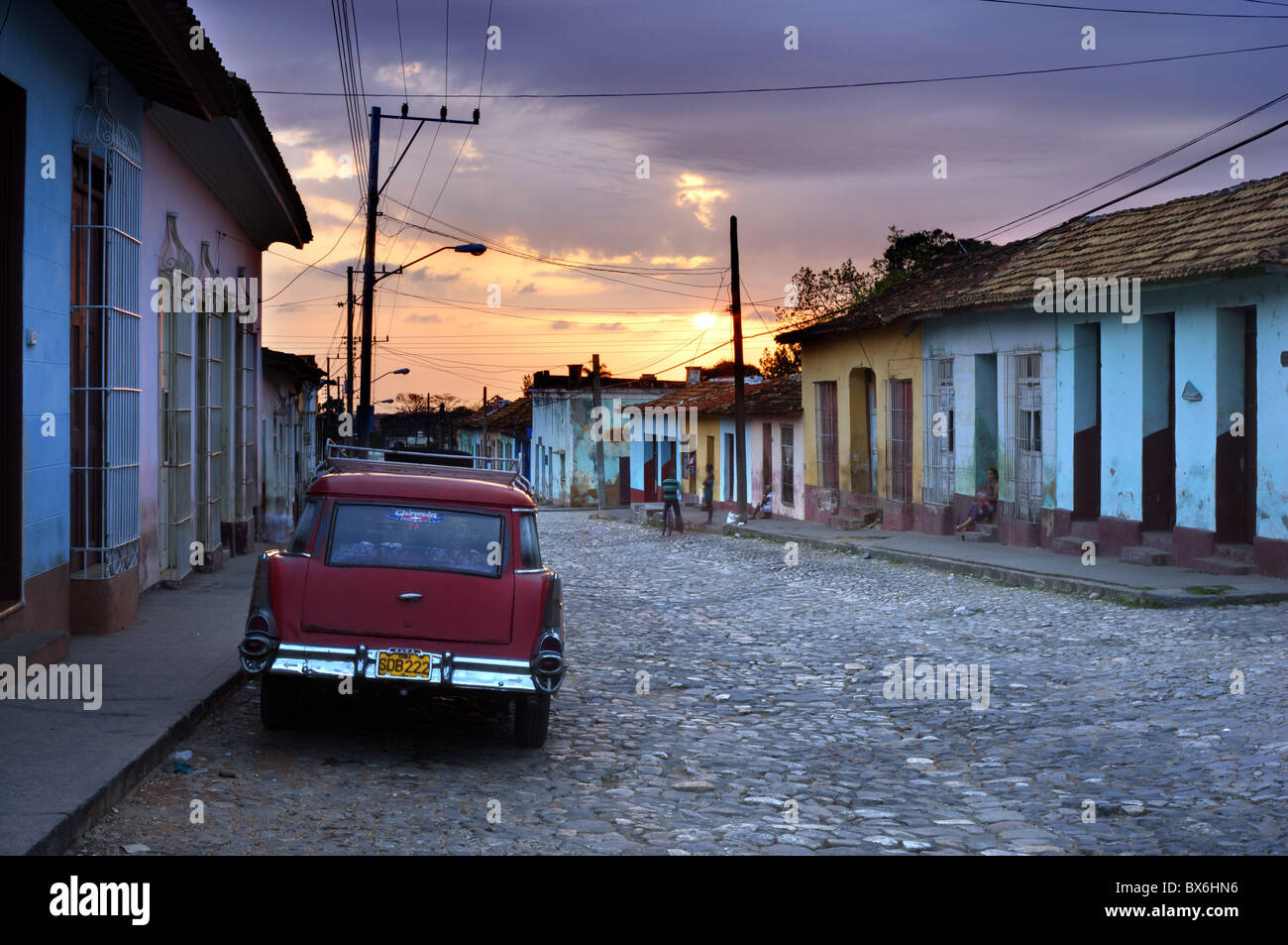 Vista lungo la strada di ciottoli al tramonto, Trinidad, UNESCO sito Hertitage, Cuba, West Indies, dei Caraibi e America centrale Foto Stock