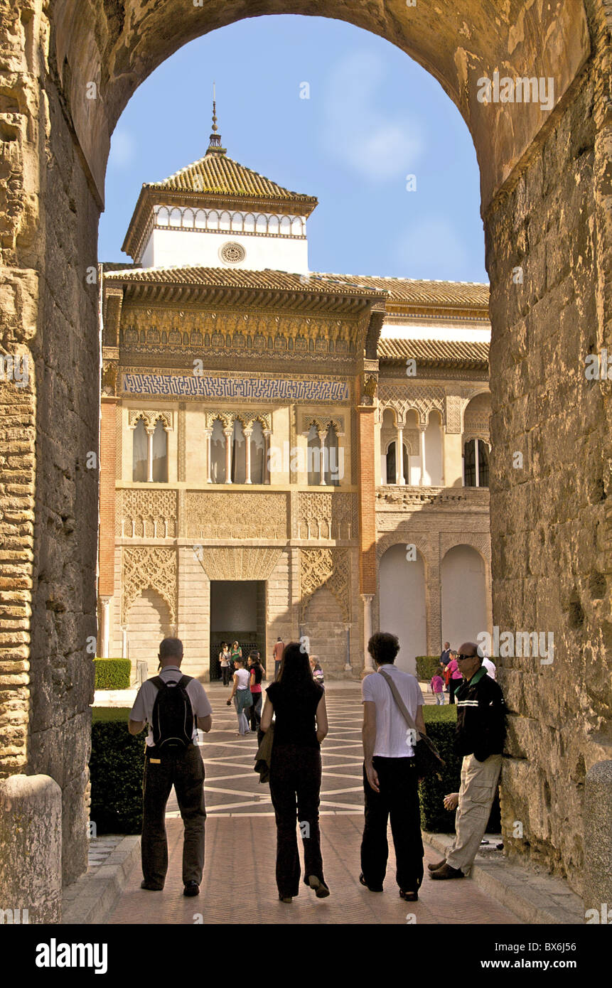 Alcazar entrata con i turisti, Sito Patrimonio Mondiale dell'UNESCO, Siviglia, in Andalusia, Spagna, Europa Foto Stock