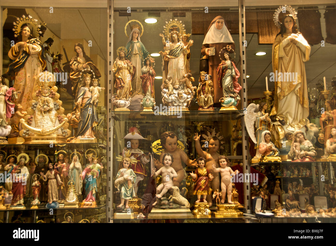 Finestra del negozio di articoli religiosi shop con vergini, angeli, e Cristo per la vendita, Siviglia, Andalusia, Spagna, Europa Foto Stock