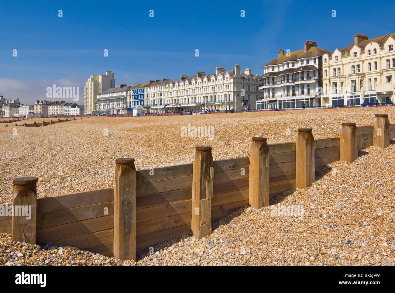 Spiaggia ghiaiosa e pennelli, hotel sul lungomare, Eastbourne, East Sussex, England, Regno Unito, Europa Foto Stock