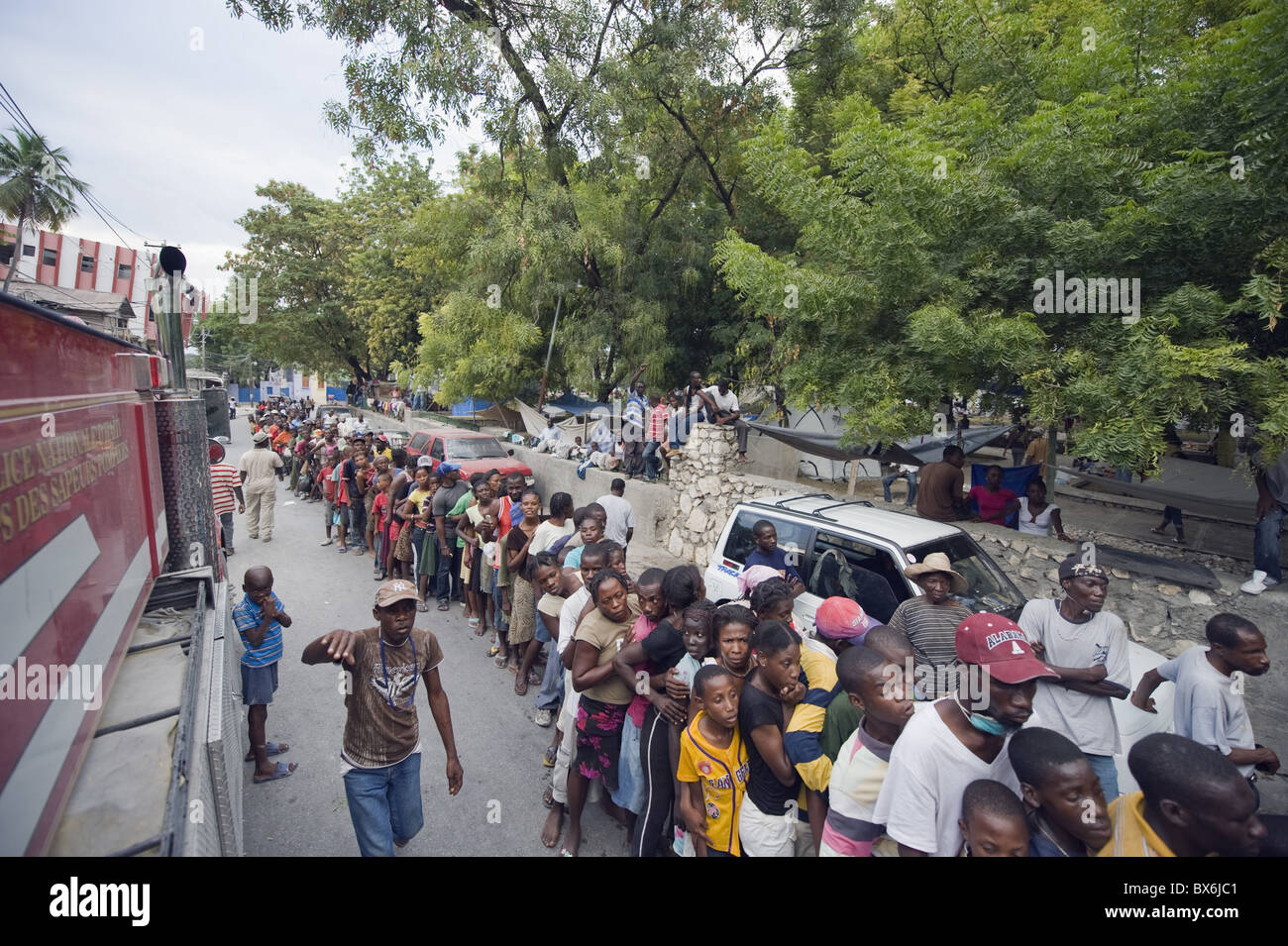 La folla in attesa per la distribuzione di prodotti alimentari dopo il gennaio 2010 terremoto, Port-au-Prince, Haiti, West Indies Foto Stock