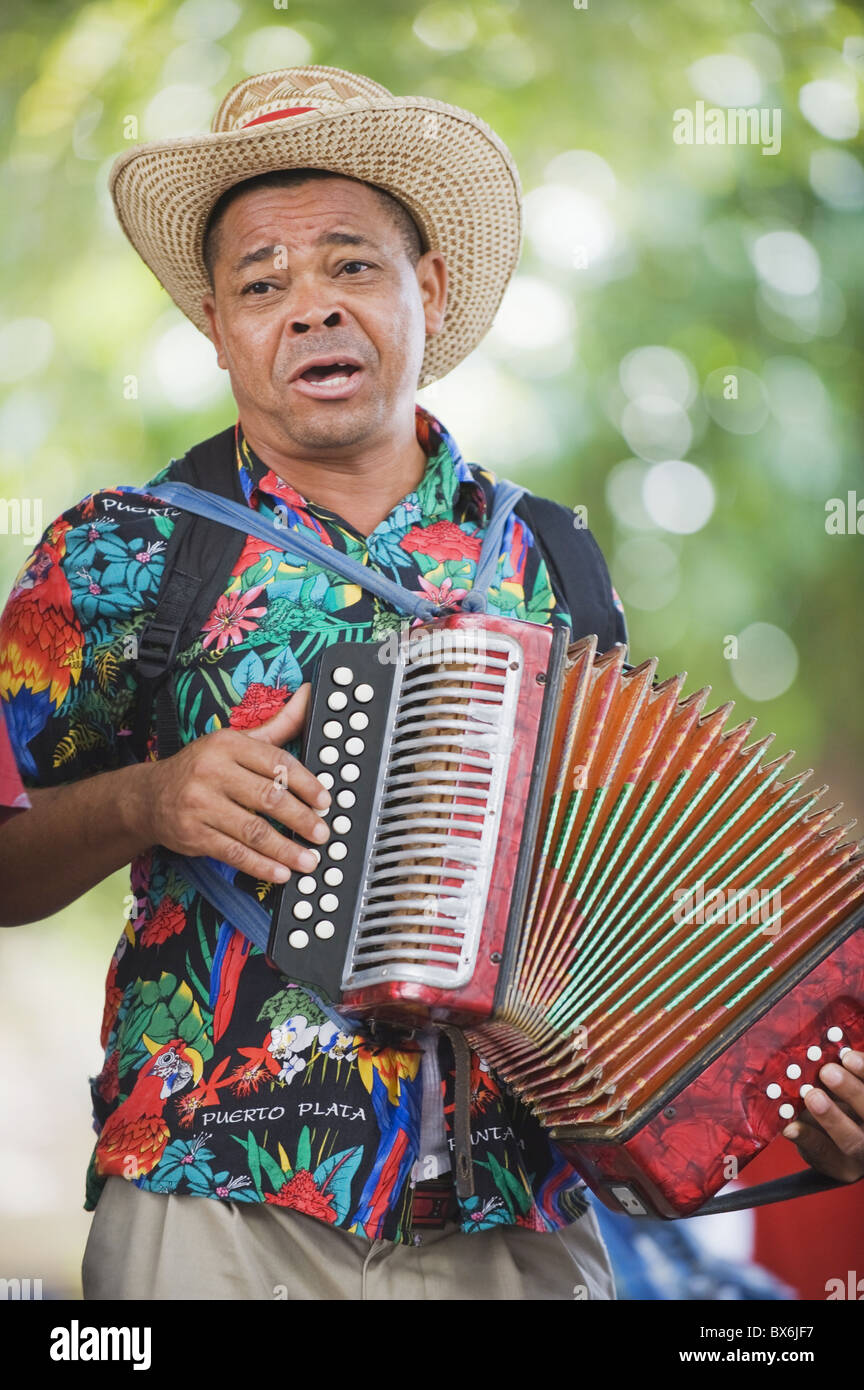Artisti di strada a suonare la fisarmonica, quartiere coloniale, Sito Patrimonio Mondiale dell'UNESCO, Santo Domingo, Repubblica Dominicana Foto Stock