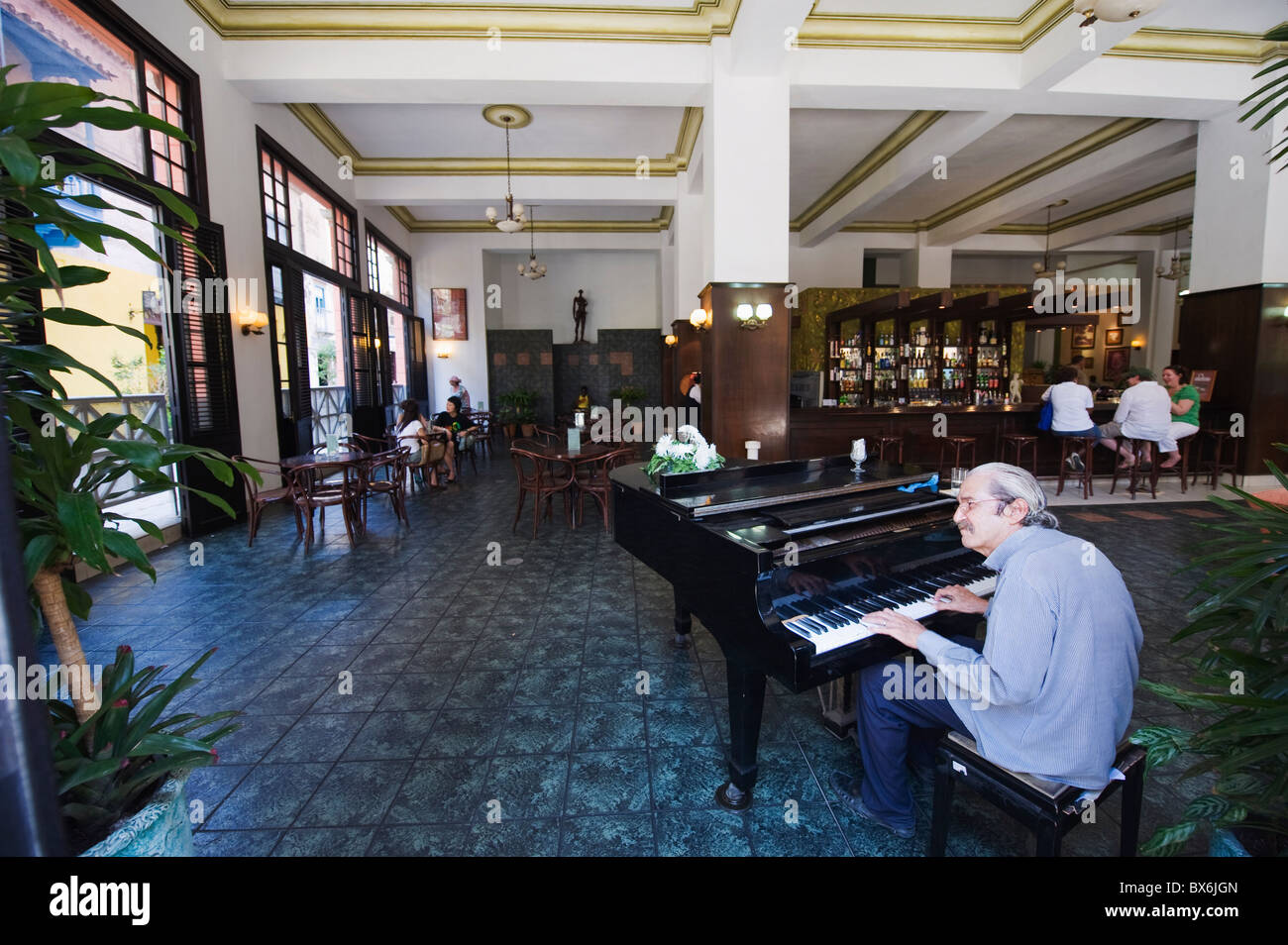 Giocatore pianoforte in Hotel Ambos Mundos, Habana Vieja (Città Vecchia), il Sito Patrimonio Mondiale dell'UNESCO, l'Avana, Cuba, West Indies Foto Stock