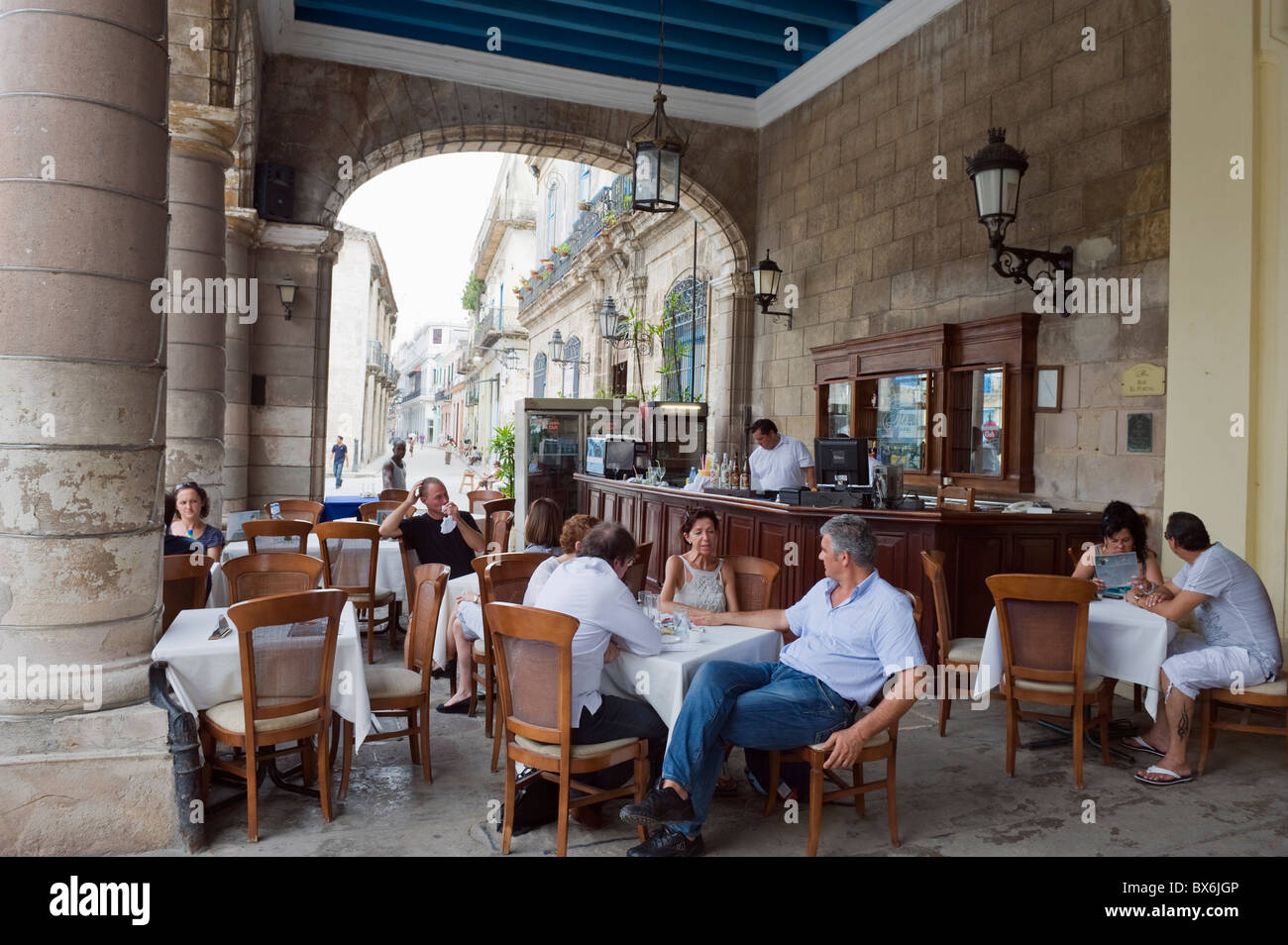 Outdoor Cafe El Patio in Plaza de la Catedral, Habana Vieja città vecchia, Sito Patrimonio Mondiale dell'UNESCO, l'Avana, Cuba, West Indies Foto Stock