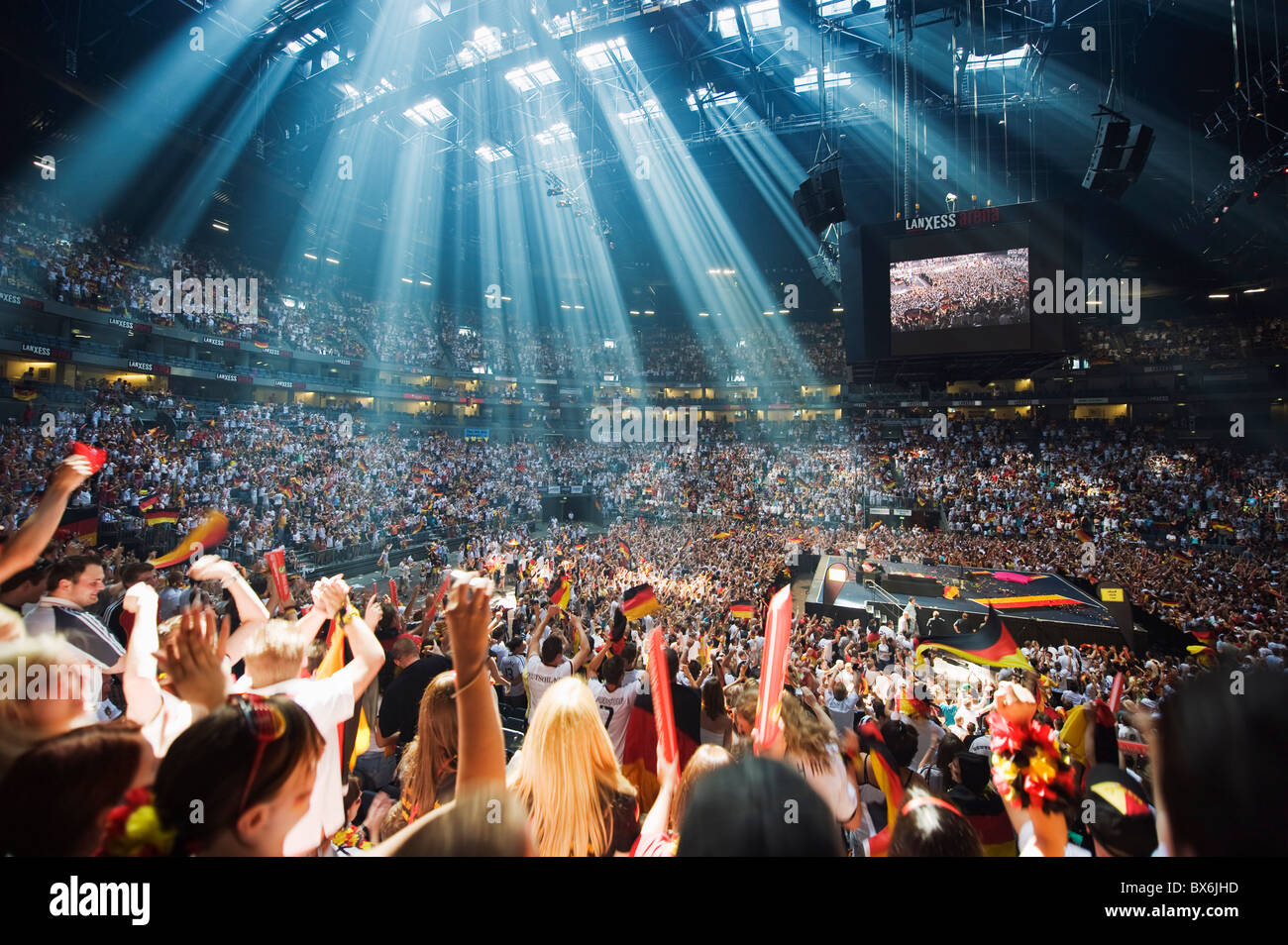 La Coppa del Mondo di calcio di ventilatori in public viewing in Lanxess Arena di Colonia, la Renania settentrionale-Vestfalia (Germania, Europa Foto Stock
