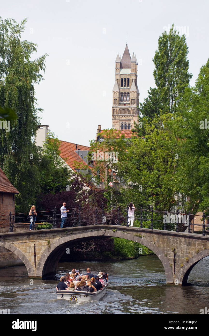 Tourist viaggio in barca sul canale, città vecchia, Sito Patrimonio Mondiale dell'UNESCO, Bruges, Fiandre, in Belgio, Europa Foto Stock