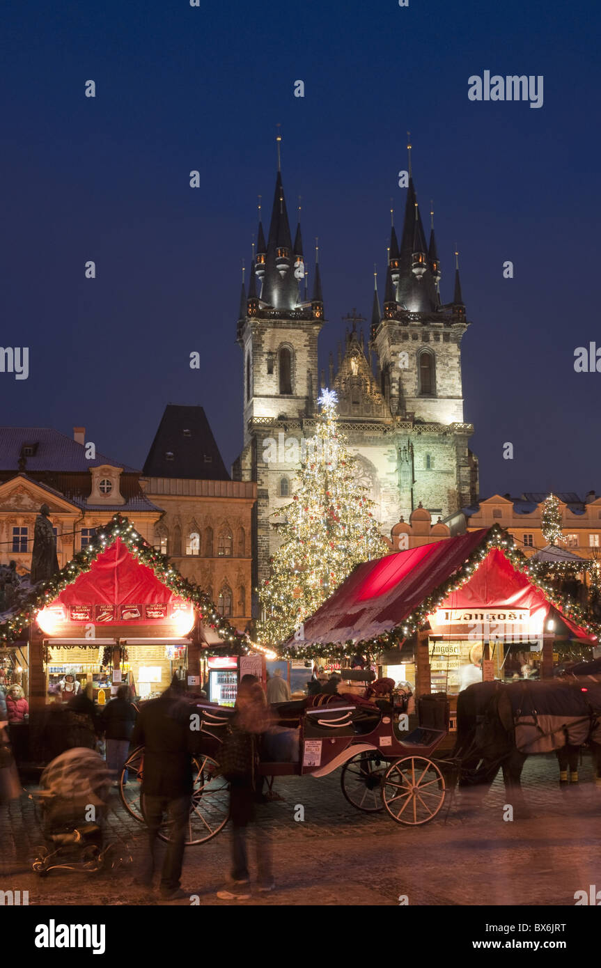Carro trainato da cavalli al Mercato di Natale e la gotica Chiesa di Tyn al crepuscolo, la Piazza della Città Vecchia, Staré Mesto, Praga, Repubblica Ceca Foto Stock